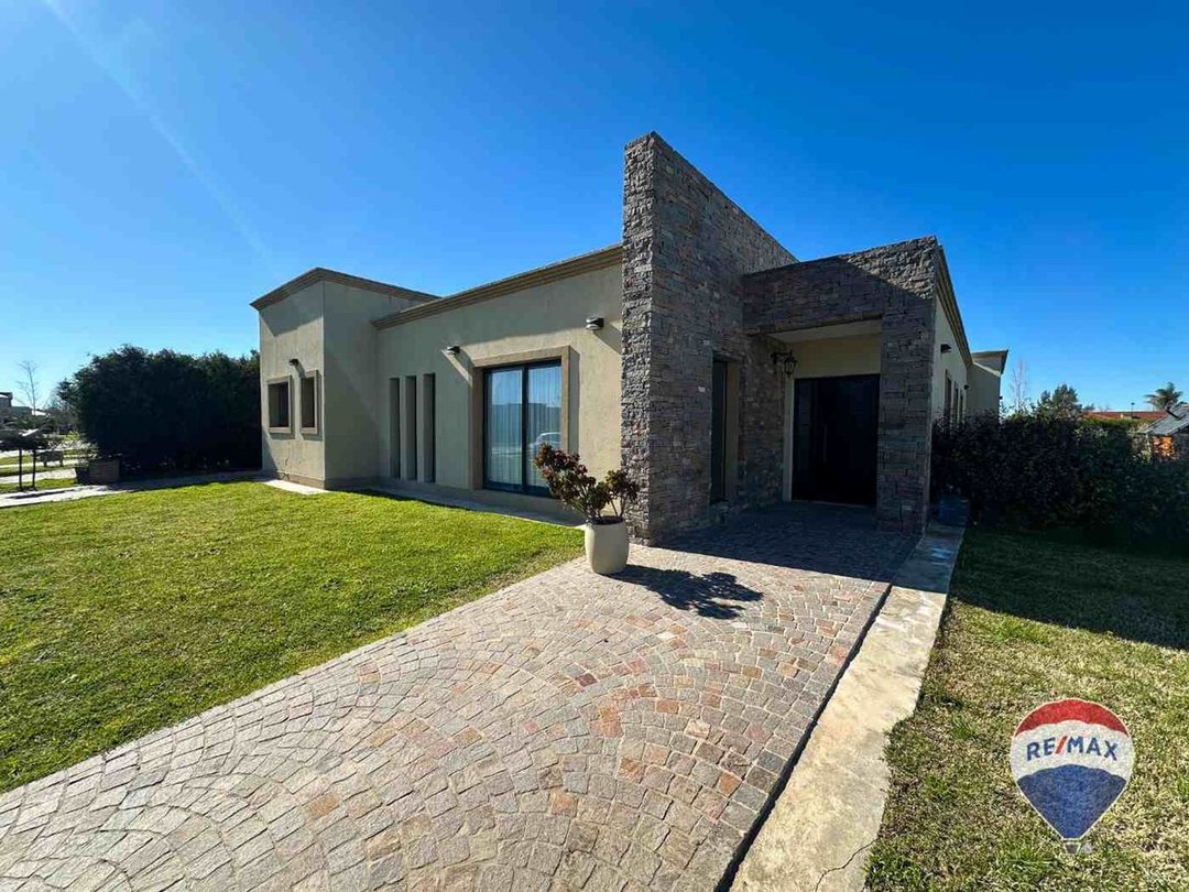 Casa en venta 4 ambientes en Juana de Arco 6700, Santa Juana, Canning, Esteban Echeverria, Buenos Aires 1 Casa en venta 4 ambientes en Juana de Arco 6700, Santa Juana, Canning, Esteban Echeverria, Buenos Aires