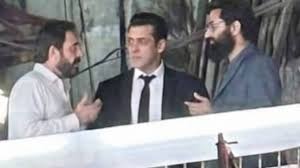 <html>
<head> <title>Dhurandhar: Novedades y Rumores del Cine Bollywoodense</title> <meta name="description" content="Entérate de las últimas noticias sobre Dhurandhar, incluyendo cameos, el rodaje de 'Dhurandhar: The Revenge' y el teaser de la secuela.">
</head>
<body> <h1>Dhurandhar: Novedades y Rumores del Cine Bollywoodense</h1>
<h2>Salman Khan y Ranveer Singh: ¿Una Colaboración Sorprendente en Dhurandhar?</h2>
<p>La expectativa crece en torno a la posible aparición de <strong>Salman Khan</strong> en la película <strong>Dhurandhar</strong>, donde podría unirse a <strong>Ranveer Singh</strong>. Este rumor ha generado un gran revuelo entre los fanáticos del cine de Bollywood, quienes esperan con ansias un cameo que podría elevar la trama a otro nivel. La información se ha difundido a través de diversas fuentes, creando un clima de emoción en torno a este proyecto cinematográfico.</p> <h2>Yami Gautam Dhar se Suma a 'Dhurandhar: The Revenge'</h2>
<p>En una noticia que ha emocionado a los seguidores, <strong>Yami Gautam Dhar</strong> se ha unido al elenco de <strong>'Dhurandhar: The Revenge'</strong>. La actriz ha completado su rodaje antes del lanzamiento de la secuela, lo que indica un ritmo acelerado en la producción. Los detalles sobre su personaje y la trama aún son un misterio, pero su presencia seguramente aportará un nuevo aire a la historia.</p> <h2>Dhurandhar 2: Un Teaser que Evoca Nostalgia</h2>
<p>El reciente teaser de <strong>Dhurandhar 2</strong> ha llamado la atención por su estilo que recuerda al famoso KITT, el icónico auto de la década de los 80. Este adelanto no solo despierta la nostalgia, sino que también promete una aventura llena de acción y tecnología avanzada, atrayendo tanto a nuevos espectadores como a aquellos que crecieron con el original.</p> </body>
</html> 2 dhurandhar