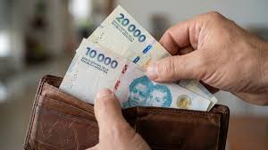 <html>
<head> <title>Paritarias 2026: Aumentos Salariales en Chubut y su Impacto</title> <meta name="description" content="Descubre las últimas novedades sobre los sueldos en Chubut y los aumentos acordados por distintos sindicatos para febrero de 2026.">
</head>
<body> <h1>Paritarias 2026: Aumentos Salariales en Chubut y su Impacto</h1> <p>En el marco de las paritarias 2026, diversas organizaciones sindicales han logrado acuerdos significativos que impactan directamente en los <strong>sueldos en Chubut</strong>. Recientemente, tres sindicatos se destacaron por obtener aumentos importantes que beneficiarán a sus afiliados en la provincia.</p> <h2>Aumentos acordados por los sindicatos</h2> <p>Según información publicada por <a href="https://www.infobae.com/economia/2026/02/05/paritarias-cuales-fueron-los-tres-sindicatos-que-acordaron-mayores-aumentos-para-febrero-2026/">Infobae</a>, los sindicatos que lograron los mayores incrementos para febrero de 2026 son parte de un proceso de negociación que busca mejorar las condiciones laborales y salariales de los trabajadores en Chubut.</p> <h2>Detalles de los acuerdos alcanzados</h2> <p>Por su parte, <a href="https://www.baenegocios.com/economia/que-sindicato-que-acordo-el-mejor-aumento-para-febrero-de-2026-y-cual-es-el-monto-889/">BAE Negocios</a> informa que uno de los sindicatos alcanzó un acuerdo que representa el mejor aumento registrado para esta fecha, asegurando un incremento que los trabajadores considerarán un alivio en el contexto actual de la economía.</p> <h2>El impacto en la economía local</h2> <p>El gremio que logró una suba del 50% y un bono retroactivo, tal como señala <a href="https://eleconomista.com.ar/economia/paritarias-2026-gremio-logro-una-suba-50-bono-retroactivo-n92413">El Economista</a>, se posiciona como uno de los más representativos en la lucha por mejores condiciones salariales en Chubut. Este tipo de acuerdos no solo mejora el poder adquisitivo de los trabajadores, sino que también contribuye a la dinamización de la economía local.</p> <h2>Conclusión</h2> <p>Los <strong>sueldos en Chubut</strong> están en el centro del debate social y económico en la provincia. Los recientes acuerdos alcanzados en las paritarias 2026 reflejan un esfuerzo continuo por parte de los sindicatos para garantizar mejores condiciones para sus afiliados. Estaremos atentos a futuras actualizaciones que puedan surgir en este contexto.</p>
</body>
</html> 8 sueldos chubut