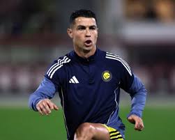 <html>
<head> <title>Cristiano Ronaldo y Al Nassr: Últimas Noticias y Expectativas en la Liga Saudí</title> <meta name="description" content="Descubre las últimas novedades sobre Al Nassr y la situación de Cristiano Ronaldo en la liga saudí, incluyendo su participación en los partidos y las controversias recientes.">
</head>
<body> <h2>Actualidad de Al Nassr y Cristiano Ronaldo</h2>
<p><strong>En el mundo del fútbol, Al Nassr y Cristiano Ronaldo continúan acaparando la atención de los aficionados y medios deportivos.</strong> Recientemente, se ha generado controversia en la Liga Saudí debido a la situación de transferencia y el gasto de los clubes, lo que ha llevado a una advertencia hacia Ronaldo.</p> <h2>¿Cristiano Ronaldo juega esta noche contra Al-Ittihad?</h2>
<p>La expectativa crece entre los hinchas de Al Nassr respecto a si Cristiano Ronaldo estará en el campo esta noche en el partido contra Al-Ittihad. La información más reciente indica que podría haber sorpresas en la alineación.</p> <h2>Razones de la ausencia de Cristiano Ronaldo</h2>
<p><strong>En el marco de la jornada 21 de la Liga Saudí, muchos se cuestionan por qué Cristiano Ronaldo no participará en el enfrentamiento de hoy entre Al Nassr y Al Ittihad.</strong> A medida que se clarifican los motivos, los seguidores esperan una pronta respuesta por parte del club y del jugador.</p> </body>
</html> 10 al nassr