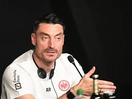 <html>
<head> <title>Eintracht Frankfurt vs Union Berlin: Previas, Análisis y Predicciones del Encuentro en Bundesliga</title> <meta name="description" content="Descubre todo sobre el enfrentamiento entre Union Berlin y Frankfurt FC. Análisis, predicciones y más sobre el equipo alemán en la Bundesliga." />
</head>
<body> <h2>Análisis del Partido: Union Berlin vs Frankfurt FC</h2> <p>El próximo encuentro entre <strong>Union Berlin y Frankfurt FC</strong> promete ser emocionante. Con ambos equipos en búsqueda de puntos vitales en la Bundesliga, se anticipa un choque atractivo. Según los análisis previos, Frankfurt llega con un plantel competitivo y con la motivación de escalar posiciones en la tabla.</p> <h2>Predicciones y Noticias del Equipo</h2> <p>Es crucial seguir las últimas actualizaciones sobre la alineación y el estado físico de los jugadores. El <strong>Eintracht Frankfurt</strong> ha mostrado un rendimiento variable en sus últimos partidos, y esto podría influir en su estrategia para este encuentro. Analistas de Sports Mole ofrecen una evaluación detallada sobre las posibles alineaciones y los jugadores clave a tener en cuenta.</p> <h2>Transmisión y Cobertura en Vivo</h2> <p>Los aficionados podrán seguir el partido en vivo a través de diversas plataformas. La BBC Sport proporciona estadísticas en tiempo real y actualizaciones constantes, lo que permitirá a los seguidores mantenerse informados sobre el desarrollo del juego. Esto es vital para aquellos que no pueden ver el partido en directo pero desean estar al tanto de cada jugada.</p> <h2>Consejos de Apuestas y Pronósticos</h2> <p>Para los aficionados a las apuestas, Andy's Bet Club ha elaborado un análisis sobre las mejores opciones para este partido. Con datos precisos y recomendaciones de apuestas, los hinchas del <strong>FRANKFURT FC</strong> tendrán una guía completa para maximizar sus posibilidades de éxito en este encuentro.</p>
</body>
</html> 5 frankfurt fc