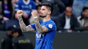 <html>
<head> <title>Shabab Al Ahli vs Al Hilal: Análisis del partido en la AFC Champions League 2025-26</title>
</head>
<body> <h1>Shabab Al Ahli vs Al Hilal: Análisis del partido en la AFC Champions League 2025-26</h1>
<p>El partido entre <strong>Shabab Al Ahli y Al Hilal</strong> promete ser un espectáculo imperdible en la AFC Champions League 2025-26. Los equipos se preparan para un duelo emocionante que tiene a todos los fanáticos en vilo.</p> <h2>Karim Benzema fuera de acción</h2>
<p>Uno de los aspectos más comentados de este encuentro es la ausencia de Karim Benzema. La estrella del fútbol no formará parte del once inicial por razones específicas que han generado preocupación entre los seguidores del club. Su calidad en el campo se extrañará, y su no participación es un tema candente entre los analistas deportivos.</p> <h2>Yassine Bounou, en tratamiento de hombro</h2>
<p>Por otro lado, Al Hilal ha confirmado que Yassine Bounou se encuentra en tratamiento por una lesión en el hombro. Este inconveniente podría influir en el rendimiento del equipo, dado que su presencia es crucial en el arco. Las actualizaciones sobre su estado son esperadas con gran interés por parte de los aficionados.</p> <h2>Declaraciones de los entrenadores</h2>
<p>En la previa al choque, el entrenador Simone Inzaghi y el defensor Pablo Mari han compartido sus expectativas sobre el partido. Ambos resaltaron la importancia de este encuentro para el futuro en la competencia. Las estrategias que implementen serán clave para definir el resultado del partido y mantener viva la esperanza de avanzar en el torneo.</p> <h2>Conclusión</h2>
<p>El duelo <strong>Shabab Al Ahli - Al Hilal</strong> no solo representa un enfrentamiento más en la AFC Champions League, sino que también es un evento que puede definir el rumbo de ambos equipos en la competencia. La expectativa es alta, y cada detalle cuenta en este emocionante torneo.</p> </body>
</html> 9 shabab al-ahli - al hilal