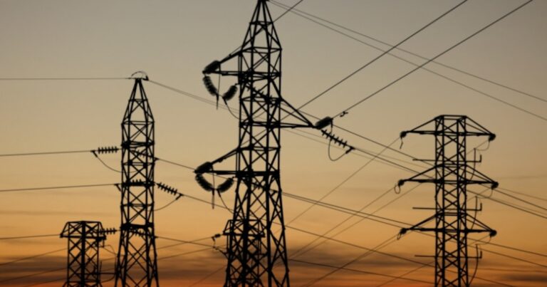 El sector eléctrico dominicano enfrenta pérdidas del 42.9% en energía adquirida 9 El sector eléctrico dominicano registra pérdidas del 42.9 % en energía adquirida