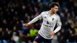 <html>
<head> <title>Manchester United: Noticias y Análisis del Partido contra West Ham</title> <meta name="description" content="Entérate de las últimas noticias y análisis sobre el Manchester United, incluyendo su rendimiento y próximos encuentros.">
</head>
<body> <h1>Manchester United: Noticias y Análisis del Partido contra West Ham</h1> <p>El <strong>Manchester United</strong> se prepara para enfrentar al West Ham en un partido clave que promete ser emocionante. Con un plantel en constante evolución, los Red Devils buscan consolidar su posición en la liga.</p> <h2>Últimas noticias del equipo</h2> <p>En la última actualización, se ha informado sobre las lesiones y la disponibilidad de jugadores para el partido contra el West Ham. Los fanáticos están ansiosos por ver si su equipo podrá superar los desafíos y llevarse los tres puntos en este importante encuentro.</p> <h2>Declaraciones de Michael Carrick</h2> <p>Michael Carrick, exjugador y actual entrenador, ha compartido su análisis sobre el West Ham, enfatizando que "son muy buenos en la transición y pueden resultar muy peligrosos". Estas palabras reflejan el respeto que tiene por el rival y la preparación que requiere este encuentro.</p> <h2>Previo al enfrentamiento en Londres</h2> <p>Este domingo, el <strong>Manchester United</strong> se medirá ante un West Ham en buena forma. Ambos equipos llegan con la necesidad de sumar puntos y demostrar su valía. Los hinchas esperan un partido vibrante y lleno de emociones en la capital inglesa.</p>
</body>
</html> 10 manchester united