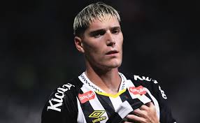 <html>
<head>
<title>Benjamín Rollheiser: Rumores de traspaso y el interés de Boca Juniors</title>
<meta name="description" content="Benjamín Rollheiser en el centro de las especulaciones de traspaso, con Boca Juniors interesado en su fichaje.">
</head>
<body> <h1>Benjamín Rollheiser: Rumores de traspaso y el interés de Boca Juniors</h1>
<h2>Rumores sobre el futuro de Rollheiser</h2>
<p>En las últimas semanas, Benjamín Rollheiser ha estado en el centro de atención debido a las especulaciones sobre su futuro en el fútbol argentino. El mediocampista del Santos ha generado interés en varios clubes, siendo Boca Juniors uno de los principales candidatos a hacerse con sus servicios.</p> <h2>Boca Juniors y su interés en Rollheiser</h2>
<p>Según fuentes cercanas al club, Boca Juniors busca la contratación de Rollheiser, quien ha sido ampliamente recomendado por Juan Román Riquelme. El exjugador y actual vicepresidente del club considera al mediocampista una pieza clave para fortalecer el plantel xeneize.</p> <h2>Posibilidad de salida del Santos</h2>
<p>El Santos, por su parte, ha dejado en claro que la salida de Rollheiser solo se daría ante una propuesta irresistible. Las especulaciones indican que el club no está dispuesto a negociar a menos que llegue una oferta tentadora, lo que añade un nivel de incertidumbre a la situación del jugador.</p> <h2>¿Qué depara el futuro para Rollheiser?</h2>
<p>El futuro de Benjamín Rollheiser sigue siendo incierto, y con el cierre del mercado de pases acercándose, los aficionados están ansiosos por conocer el desenlace de esta saga. Mientras tanto, el mediocampista continúa concentrado en su desempeño en el campo, esperando que las propuestas se materialicen.</p> </body>
</html> 5 rollheiser