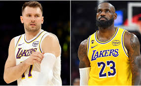 <html>
<body> <h1>Lakers y Spurs: Impacto de la Ausencia de LeBron James y Luka Doncic</h1> <strong>El duelo entre Los Ángeles Lakers y San Antonio Spurs, programado para el 10 de febrero, genera gran expectativa, pero la ausencia de Luka Doncic y LeBron James deja un vacío en el juego.</strong> Ambos jugadores son considerados entre los mejores de la NBA, y su falta impacta no solo en el rendimiento de sus respectivos equipos, sino también en el interés de los aficionados. <h2>El impacto de las ausencias</h2> <strong>La noticia de que LeBron James se pierde este encuentro marca el fin de una racha de 21 años en el All-NBA, lo que resalta la magnitud de su ausencia.</strong> Su experiencia y liderazgo son esenciales para los Lakers, que buscan mantenerse competitivos en la temporada. <h2>Expectativas para el encuentro</h2> Pese a las ausencias, el partido entre Lakers y Spurs promete ser emocionante. Los Spurs, aunque en un proceso de reconstrucción, tienen la oportunidad de aprovechar la situación y sorprender a los Lakers en su propia casa. <h2>Conclusión</h2> La rivalidad entre Lakers y Spurs siempre genera expectativas, y aunque la falta de estrellas es notable, el espíritu del baloncesto sigue vivo. Los aficionados esperan un juego emocionante, lleno de sorpresas. </body>
</html> 1 lakers - spurs