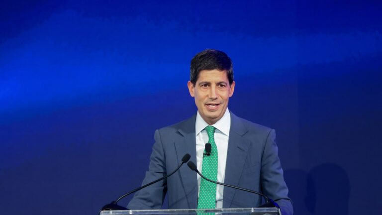 Trump dice que Warsh, su elegido para la Fed, podría impulsar la economía a un ritmo del 15%