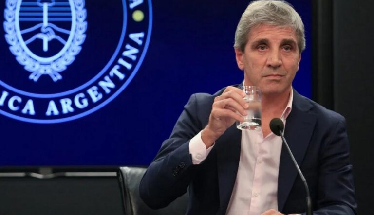 Inflación: el doble golpe de Caputo a la economía nacional 8 Inflación: doble tiro en el pie de Caputo