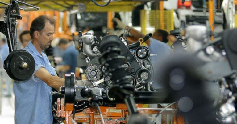 La industria repuntó en diciembre pero persiste el estancamiento, según la UIA